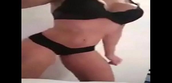  hot girl with booty streaming and dancing on periscope